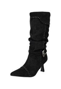 Schwarzer Wildleder-Stiefelette mit lässigem Design, spitz zulaufender Zehenpartie, dünnem Absatz, dekorativen Nähten und umwickeltem Riemen mit silbernem Akzent.