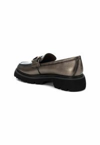 Scarpa in pelle grigia metallica con punta arrotondata, suola in gomma nera spessa e dettaglio decorativo con fibbia sulla parte anteriore.