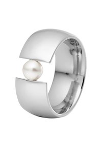 Anello d'argento con una superficie liscia e lucidata, decorato con una perla bianca centrale. Il design presenta una forma audace e curvata con dettagli intagliati.