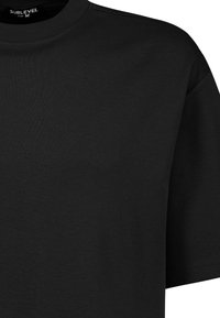 Schwarzes Baumwoll-T-Shirt mit rundem Halsausschnitt und kurzen Ärmeln. Der Stoff wirkt glatt mit einer subtilen Textur, ideal für legere Outfits.