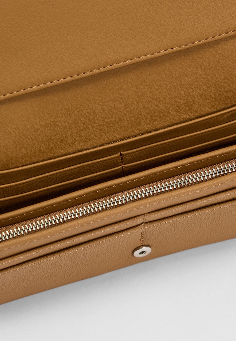 Tasche aus hellbraunem Leder mit Reißverschluss, mehreren Kartenfächern, glatter Oberfläche und kontrastierenden Nähten an den Kanten.