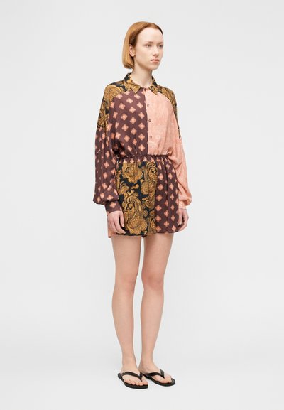 Πολύχρωμο φόρεμα πουκάμισο με μείγμα σχεδίων πεϊσλεϊ και γεωμετρικών μοτίβων, μακριά μανίκια, μπροστινό κλείσιμο με κουμπιά και ελαστική μέση.