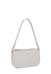 Borsa a spalla in faux leather beige chiaro, con forma curva, due scomparti con zip, dettagli in oro e una lunga tracolla removibile.