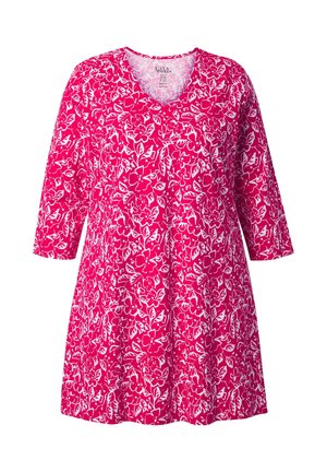 Rosa Kleid mit einem Blumenmuster in Weiß und Grün. Es hat einen V-Ausschnitt und Dreiviertelärmel und besteht aus weichem, leichtem Stoff.