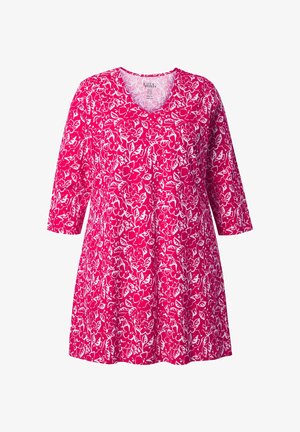 Rosa Kleid mit einem Blumenmuster in Weiß und Grün. Es hat einen V-Ausschnitt und Dreiviertelärmel und besteht aus weichem, leichtem Stoff.