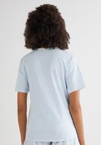 Lichtblauwe gestreepte t-shirt met korte mouwen en een ronde halslijn, gemaakt van zachte, gladde stof. De achterkant toont zichtbare kleine strepen.