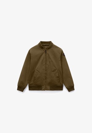 Maslinasto zelena pilotska jakna s patentnim zatvaračem sprijeda, rebrastim ovratnikom, manšetama i rubom, dva prednja džepa i logotipom na lijevom rukavu.