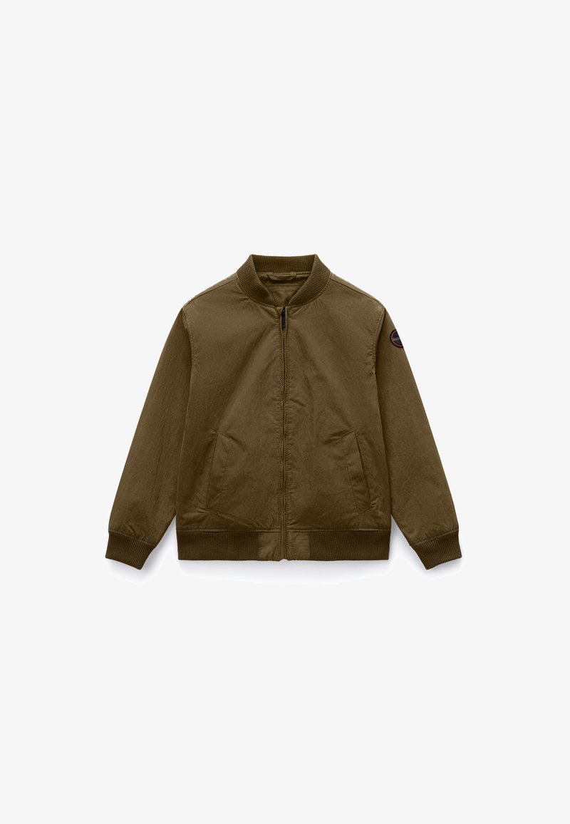 Bomberka w oliwkowej zieleni z przednim zamkiem błyskawicznym, prążkowanym kołnierzem, mankietami, dołem, dwoma przednimi kieszeniami oraz naszywką z logo na lewym rękawie.