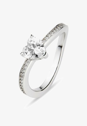 Hvidguldring med en klar, hjerteformet ædelsten i midten, med mindre sten på båndet for ekstra glans. Poleret finish.