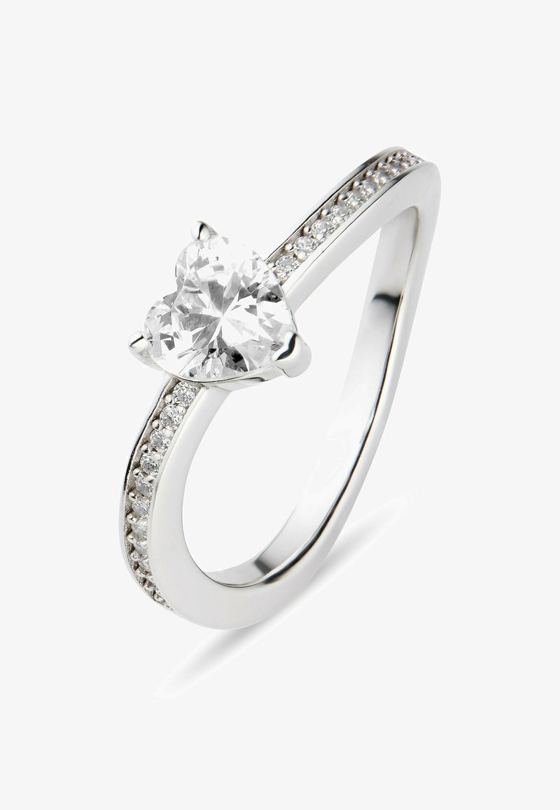 Hvidguldring med en klar, hjerteformet ædelsten i midten, med mindre sten på båndet for ekstra glans. Poleret finish.