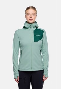 Hellgrüne Jacke mit Reißverschluss und Kapuze, mit dunkelgrünem Akzent auf der Brust. Verfügt über zwei Seitentaschen und eng anliegende Bündchen. Glatte Textur.