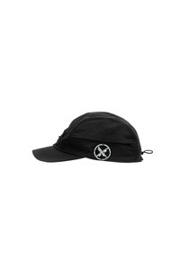 Gorra negra con un diseño redondeado, con un visera plana. Tiene un pequeño logotipo bordado en el costado y un cordón para un ajuste ajustable.
