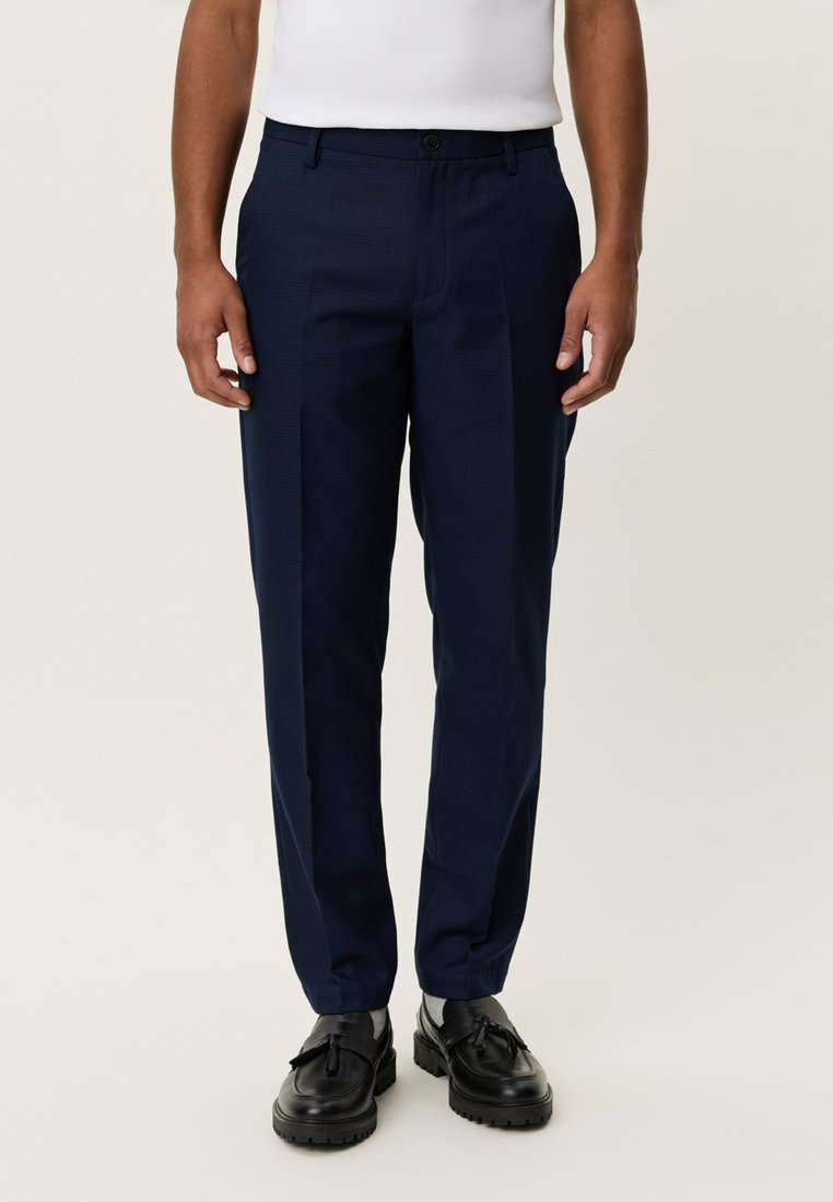 Pantalon bleu marine en tissu texturé avec une coupe droite, doté d'une fermeture à bouton unique et de poches avant.