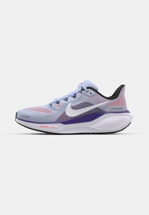 Ljusblå Nike löparsko med meshtopp, lila accenter, svart häl och vit sula som har "AIR 200"-märke i rött.