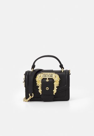 Sort læderhåndtaske med tophåndtag, guldkæde rem og udsmykket guldlås med "Versace Jeans Couture" logo.