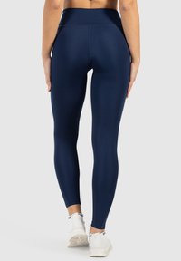 Marinblå leggings med hög midja, tillverkade av stretchigt, slätt tyg; åtsittande design framhäver formen och ger komfort.