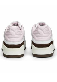 Weisse und graue Sneaker mit pinkem Fersenakzent und dunkelbrauner Sohle. Strukturierten Ferse und Logodetail auf der Rückseite. Gepolsterte Kragenkonstruktion.