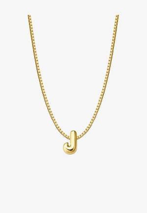 Zlata veriga z zasnovo škatlasti vezi in teksturiranim obeskom v obliki črke 'J', ki ima gladko površino in ukrivljeno obliko.