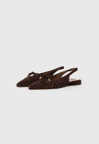 Zapatos slingback de ante marrón con punta afilada, tacón plano y un lazo decorativo; forro interior suave y sutil herraje dorado.