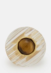 Kruhový prsteň s priehľadným, textúrovaným dizajnom a zlatými akcentmi a centrálnym hnedým kameňom. Pruhovaný vzor na priesvitnom povrchu.