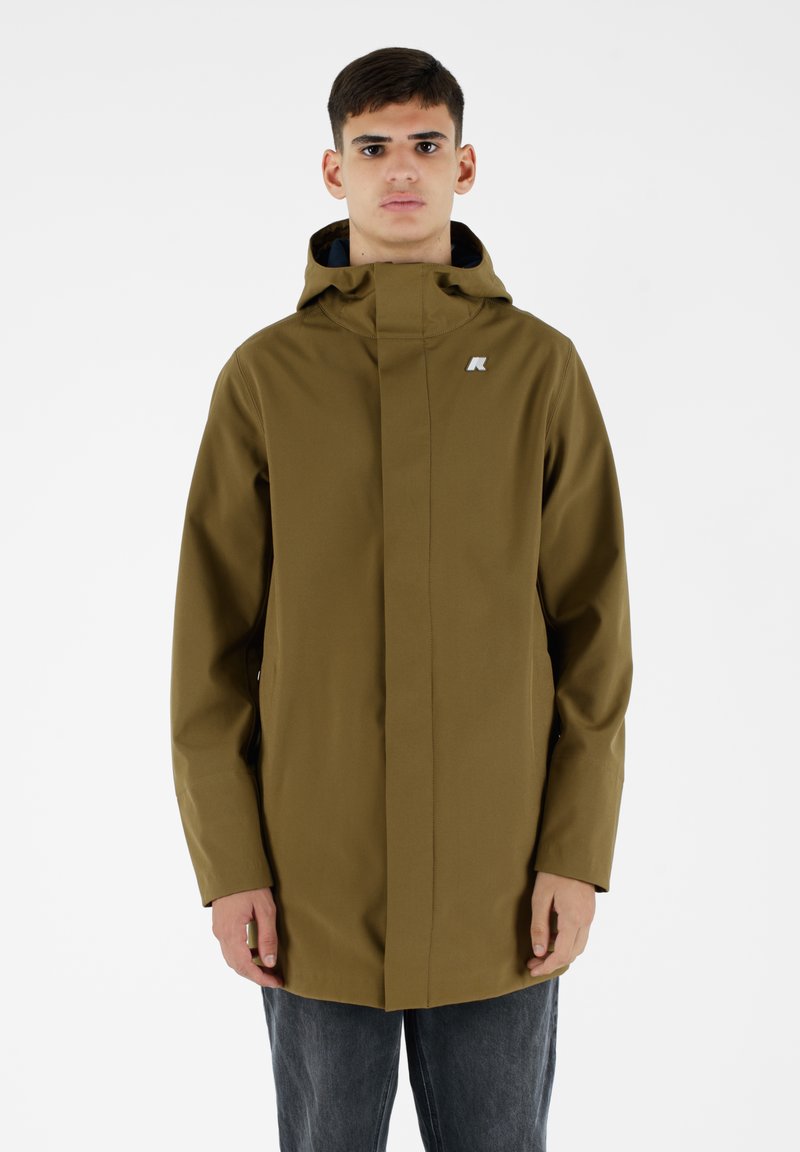 Giacca impermeabile verde oliva con colletto alto, due tasche laterali e un piccolo logo sul petto. Progettata con un taglio dritto.