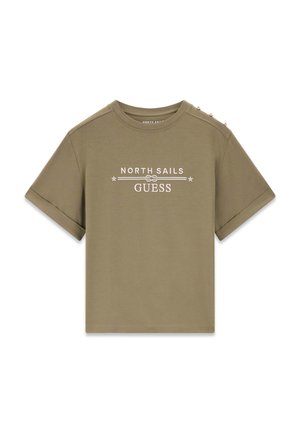 T-shirt vert olive à manches courtes avec ourlets roulés, texte « NORTH SAILS GUESS » et étoiles imprimés au centre devant, boutons sur l'épaule gauche.