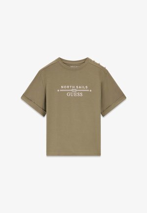 Maslinasto zelena majica kratkih rukava s podvrnutim manšetama, tekstom "NORTH SAILS GUESS" i zvijezdama tiskanim sprijeda u sredini, gumbi na lijevom ramenu.