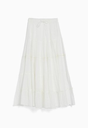 Długa biała spódnica warstwowa z elastycznym pasem i sznurkiem, lekka i zwiewna tkanina, długość do kostek.