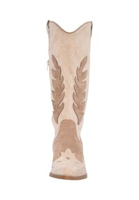 Beżowe zamszowe kowbojki z ciemniejszym, liściastym wzorem dekoracyjnym z przodu i niskim drewnianym obcasem.