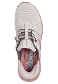 Zapatilla ligera con parte superior de malla transpirable, acentos rosas y plantilla texturizada. Presenta cordones elásticos y una suela acolchada.