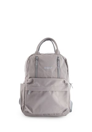 Lichtgrijze Venezia rugzak met dubbele verticale ritssluitingen aan de voorkant, één groot voorvak, zijvak en een handvat aan de bovenkant.