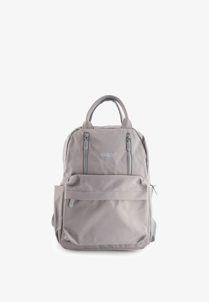 Lysegrå Venezia-rygsæk med to lodrette forreste lynlåse, en stor forreste lomme, sidelomme og bærehåndtag øverst.