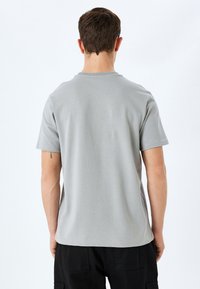 Koton - T-shirt z nadrukiem