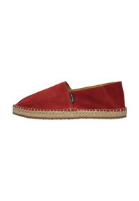 Espadrille de ante rojo con punta cerrada, diseño slip-on y suela de yute natural que presenta un detalle trenzado a lo largo del borde.