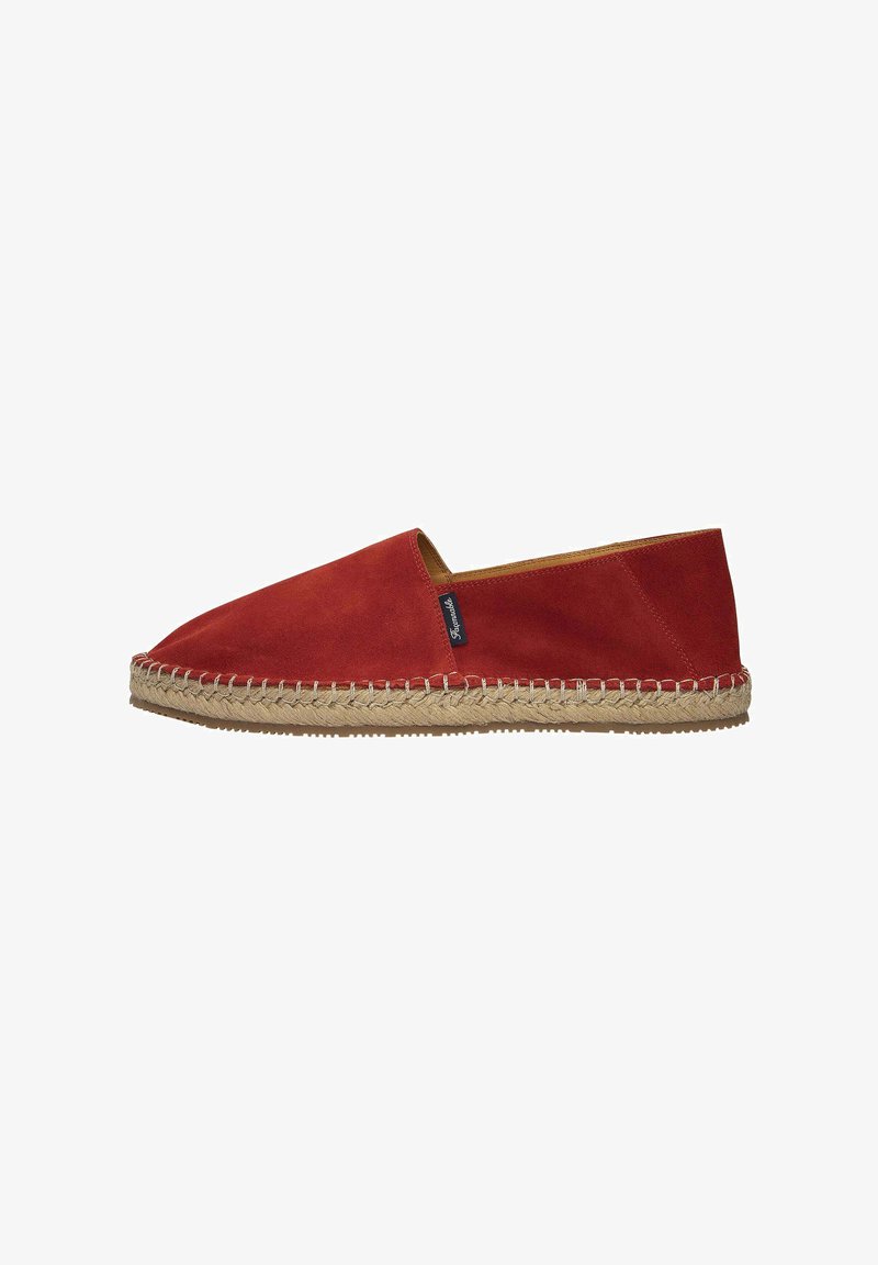 Espadrille de ante rojo con punta cerrada, diseño slip-on y suela de yute natural que presenta un detalle trenzado a lo largo del borde.