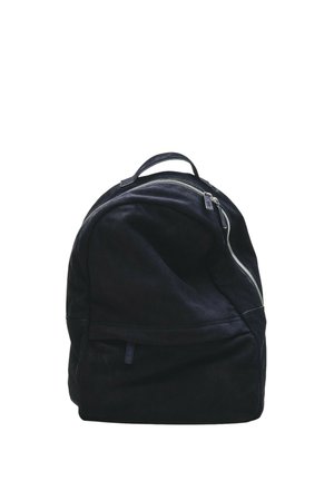 Sac à dos en daim noir avec une poche avant et une fermeture éclair supérieure, équipé d'une poignée de transport sur fond blanc.