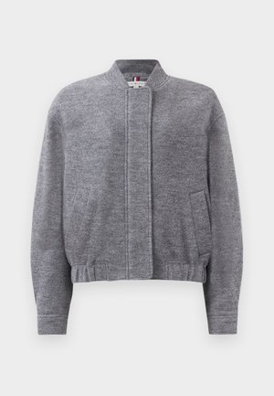 Siva bomberska jakna iz teksturiranega materiala, ki ima stoječi ovratnik, sprednje žepe ter rebraste manšete in rob.