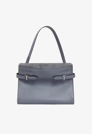 Graue Lederhandtasche mit einem einzelnen Riemen, Fronttaschendetail und silbernen Schnallenakzenten, dargestellt vor weißem Hintergrund.