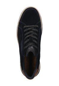 Marineblaue Wildledersneaker mit grauen Schnürsenkeln, gepolsterter Zunge und Akzenten aus hellbraunem Leder. Mit runder Zehenpartie und dezenten Nahtdetails.