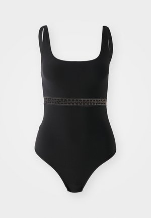 Schwarzer einteiliger Badeanzug mit quadratischem Ausschnitt, breiten Trägern und einem dekorativen Spitzenband um die Taille. Glatte Textur und enganliegendes Design.
