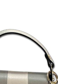 Leren handtas met een grijs en beige gestreept ontwerp, met een gladde textuur en een zwarte schouderband, verfraaid met gouden hardware.