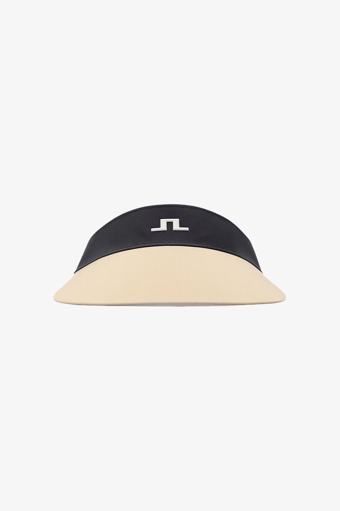 Μαύρο και μπεζ καπέλο με γείσο, με κυρτό γείσο και ένα μικρό λευκό γεωμετρικό λογότυπο στο κέντρο της μαύρης ταινίας.