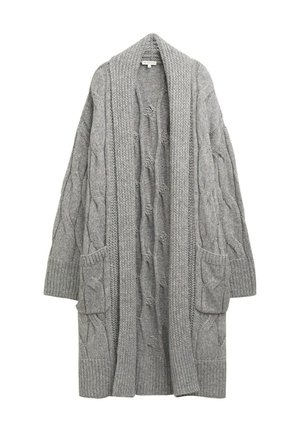 Cardigan en tricot gris avec un motif de côte torsadé, devant large ouvert, manches longues et deux poches avant. Texture douce et coupe décontractée.