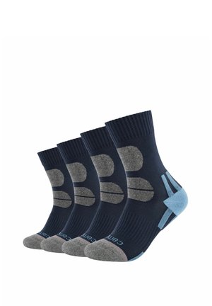 Vier Paar marineblaue Knöchelsocken mit grauen gepolsterten Bereichen und hellblauer Fersenstütze, in einer Reihe auf weißem Hintergrund angeordnet.