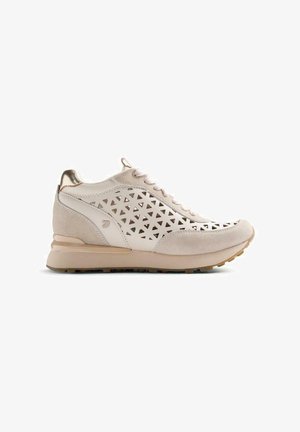 Sneaker beige con ritagli triangolari, chiusura con lacci, dettagli in suede e suola marrone chiaro, vista laterale su sfondo bianco.