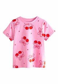 Camiseta de algodón rosa con un patrón repetido de cerezas y lazos rojos. Mangas cortas y cuello redondo. Textura suave, ajuste informal.