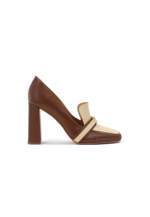 Scarpa con tacco alto in pelle marrone con dettagli crema, punta affusolata e una fascia decorativa. Presenta un tacco spesso per una maggiore stabilità.