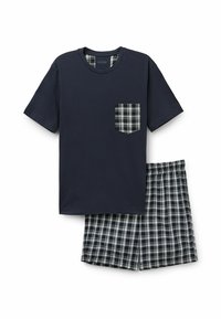 Camiseta de algodón color marino con un bolsillo a cuadros, combinada con pantalones cortos a cuadros en marino, negro y blanco. Textura suave, corte relajado.