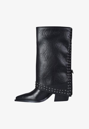 Stivali neri in pelle alti al ginocchio con risvolto, dettaglio di borchie argento lungo il lato, punta appuntita e tacco spesso.