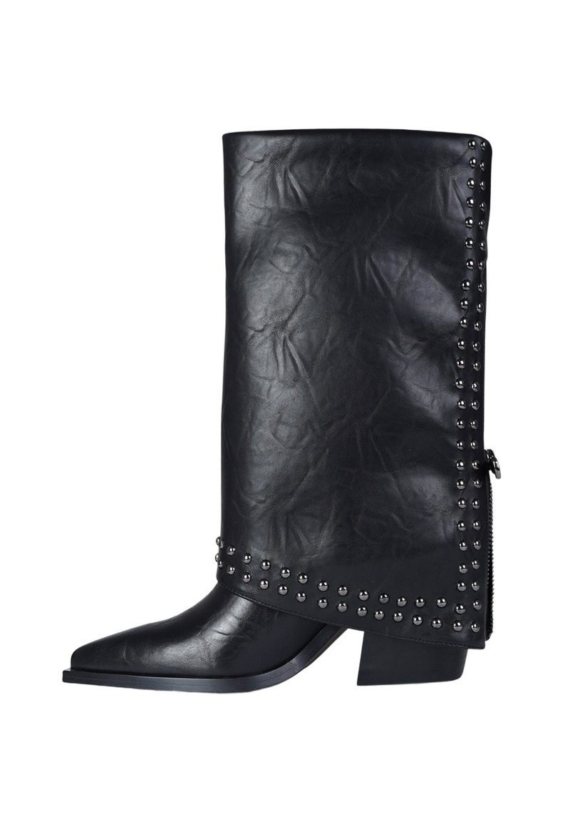 Stivali neri in pelle alti al ginocchio con risvolto, dettaglio di borchie argento lungo il lato, punta appuntita e tacco spesso.